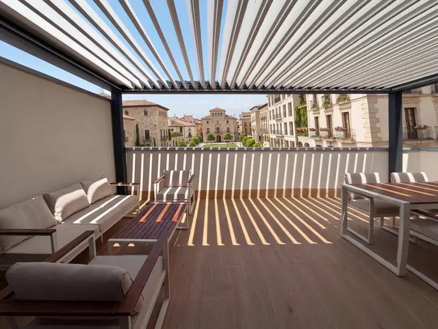 Pérgola bioclimática en la terraza de un ático en Barcelona