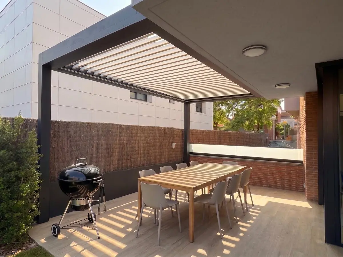 Extensión de porche con pérgola bioclimática sobre comedor exterior